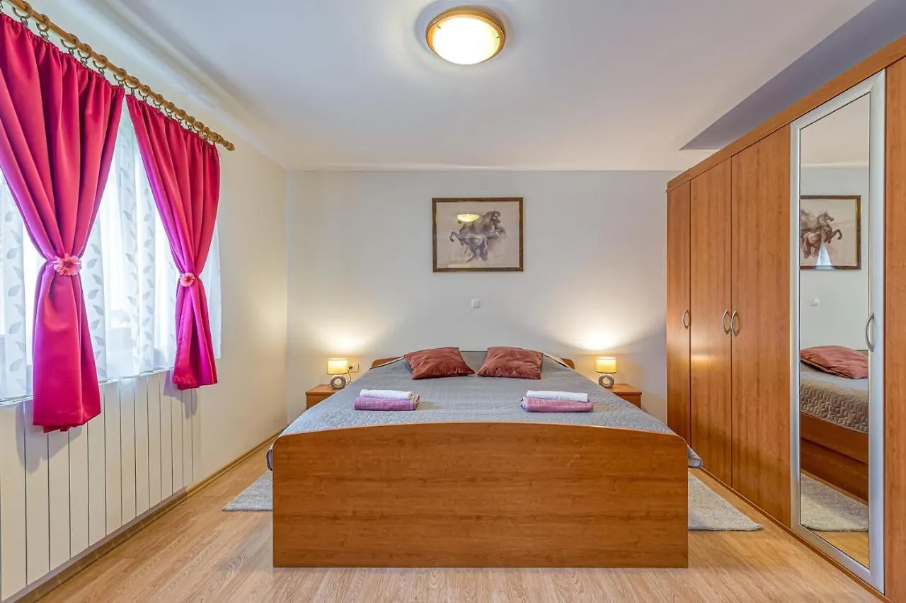 Apartment Flores Stari Pazin 0*,  Kroatië